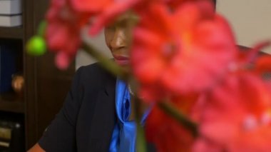 kadın işletme sahibi CEO'su çalışma onun Resepsiyon ve kamera gülümsüyor