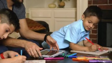 küçük çocuklar baba ile boyama