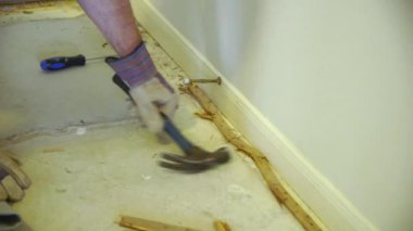 eski bir halı şerit alarak işçi closeup