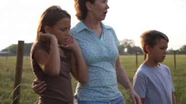 Büyükanne ülke çocuklarla akşam günbatımına gezinti