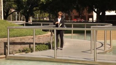 iş kadını yürüyüş