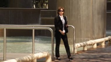 iş kadını kamera pan yürür