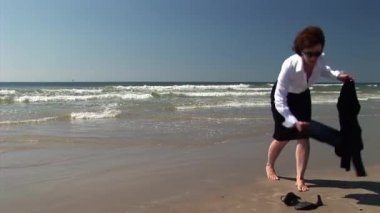 dalgalar halinde yürüyen işkadını