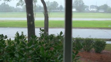 bir ev dışında bir fırtına pencere görünümünden pan