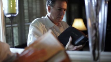 Dolly sol adam okuma İncil