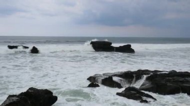 Hint Okyanusu 'ndaki dalgalar kayalara çarpar.