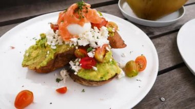 Avokado, somon ve haşlanmış yumurtalı tost.