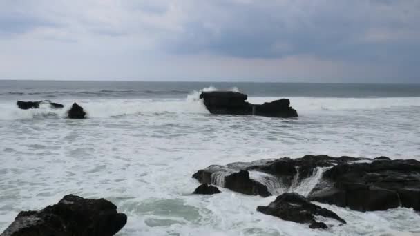 Olas chocan contra rocas en el Océano Índico — Vídeos de Stock