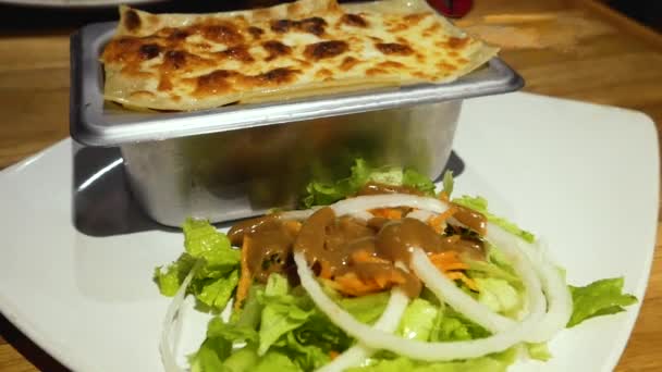 Négyzet alakú lasagna fehér tányéron salátával Stock Felvétel