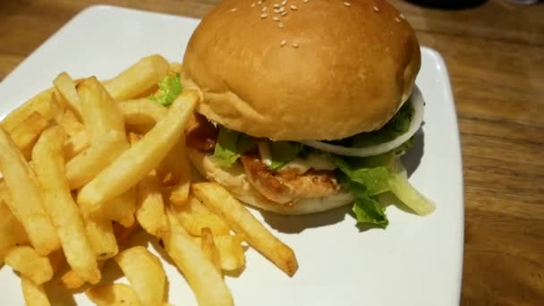 Hamburgare och pommes frites på vit tallrik — Stockvideo