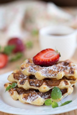 Çilekli ve naneli Belçika waffleları