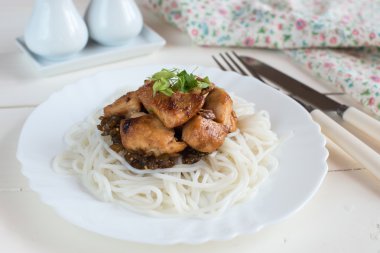 Pirinç Noodle ile kızarmış tavuk