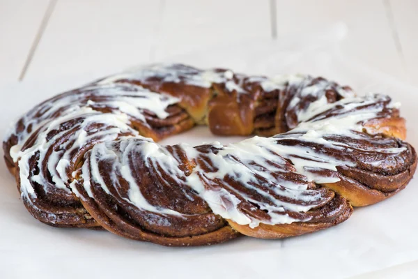 Rolos de canela com cobertura de creme de queijo — Fotografia de Stock