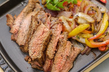 Yakıcı biftek salata