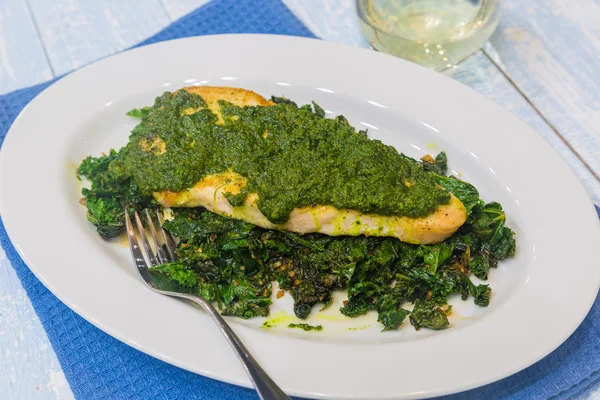 Ön fisk med Pesto — Stockfoto