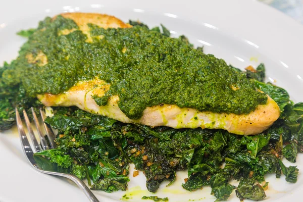 Isla de pescado con pesto — Foto de Stock