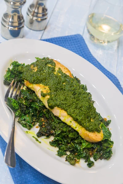 Inselfisch mit Pesto — Stockfoto