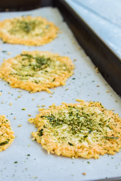 Parmezan Furikake Crisps — Fotografie, imagine de stoc