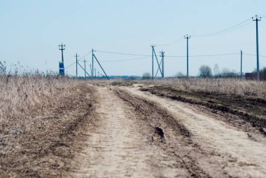 İlkbaharda Rusya 'da köyün kıyısındaki toprak yol.
