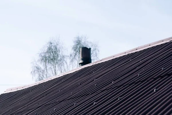 Telhas Plástico Telhado Uma Casa Rural Rússia — Fotografia de Stock