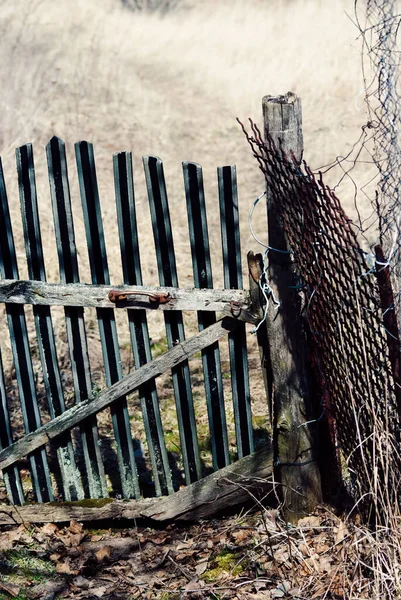 Bahar bahçesinin sonundaki eski kale, Rusya