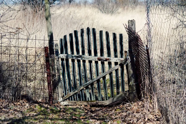 Wicket Vechi Capătul Grădinii Primăvară Rusia — Fotografie, imagine de stoc