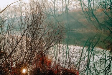 Açık bir sabahta, baharda küçük bir nehir, Rusya
