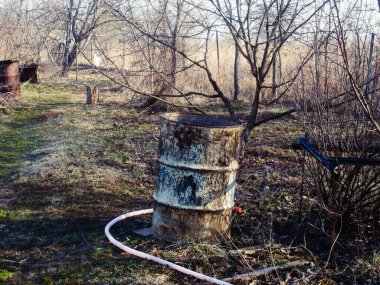 Rusya 'daki eski köyde bahar bahçesi