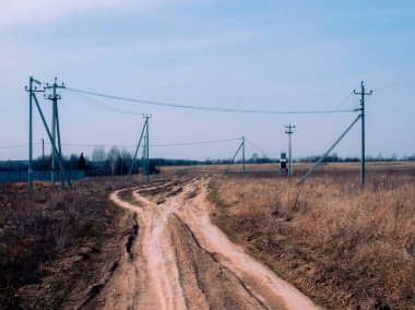 İlkbaharda Rusya 'da köyün kıyısındaki toprak yol.