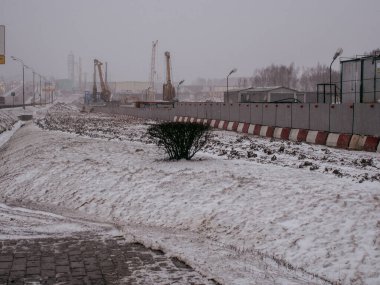 İnşaat alanı kışın bulutlu bir sabahta
