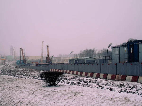 在多云的早晨，在冬季的建筑工地 — 图库照片