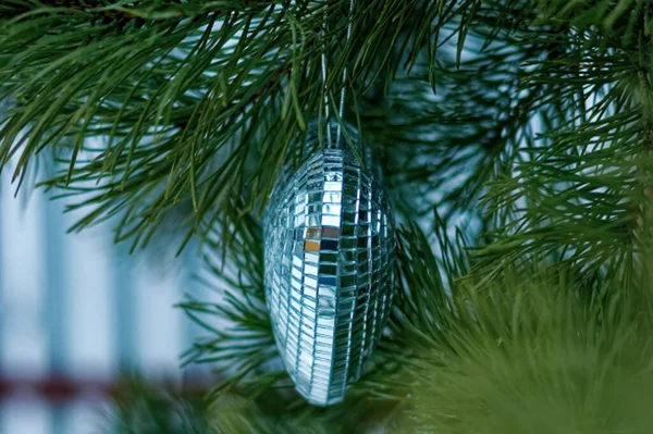 Різдвяна Іграшка Живому Різдвяному Дереві Вулиці Росія — стокове фото