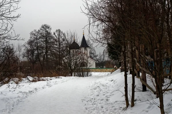 ロシアの曇った冬の日に古い教会 — ストック写真