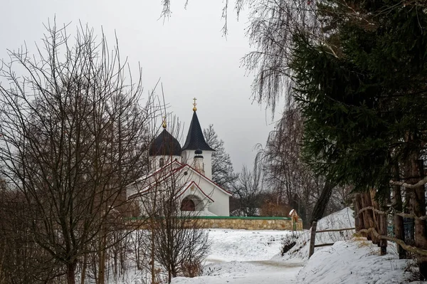 ロシアの曇った冬の日に古い教会 — ストック写真