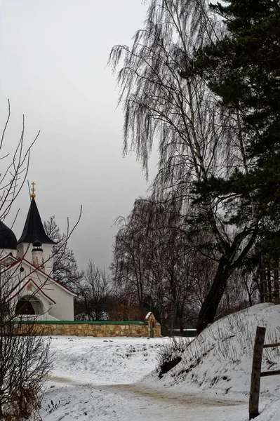 Vecchia Chiesa Giorno Inverno Nuvoloso Russia — Foto Stock