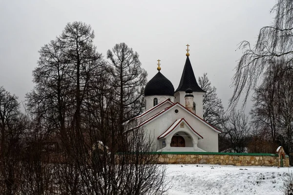 ロシアの曇った冬の日に古い教会 — ストック写真