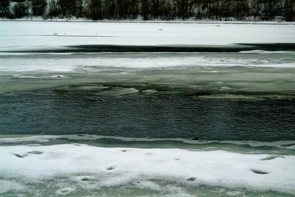 Flodbanken Molnig Vinterdag Ryssland — Stockfoto