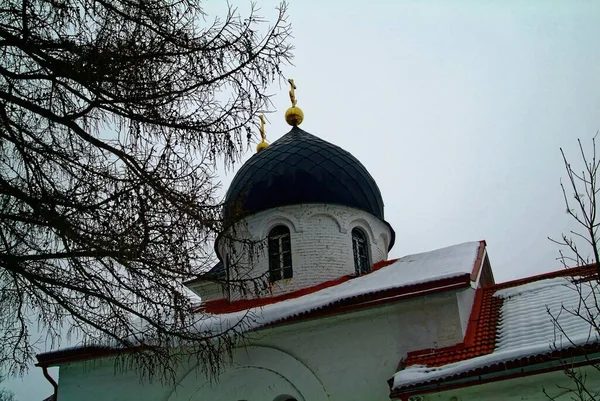 Παλιά Εκκλησία Μια Συννεφιασμένη Χειμωνιάτικη Μέρα Ρωσία — Φωτογραφία Αρχείου