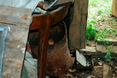 Rusya 'da eski bir ahırın ahşap kapısı