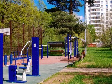 Moskova 'da baharda ormanın kenarındaki spor sahasında.