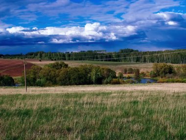 Rusya kırsalında mavi bulutlu bahar gökyüzü