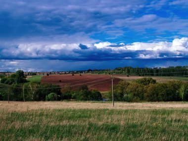 Rusya kırsalında mavi bulutlu bahar gökyüzü