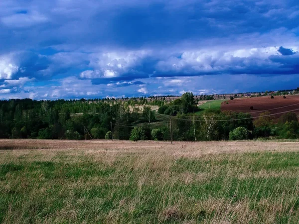 Rusya kırsalında mavi bulutlu bahar gökyüzü