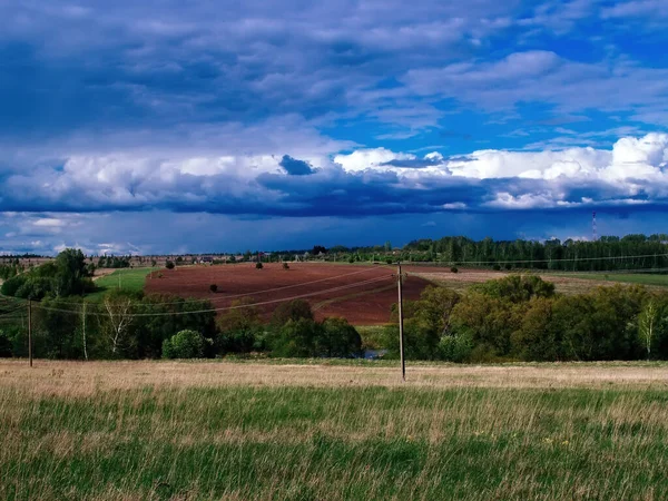Rusya kırsalında mavi bulutlu bahar gökyüzü
