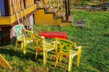 Baharda, bahçede çocukların plastik mobilyaları