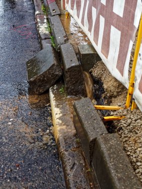 streams of water on the road and tratoire, in summer