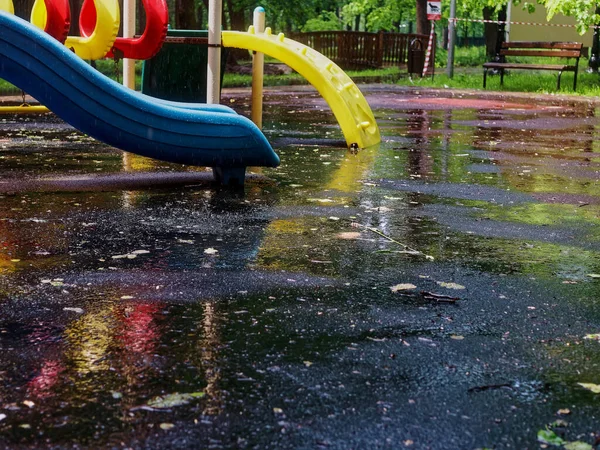 Yazın Sağanak Yağmurdan Sonra Oyun Alanı — Stok fotoğraf