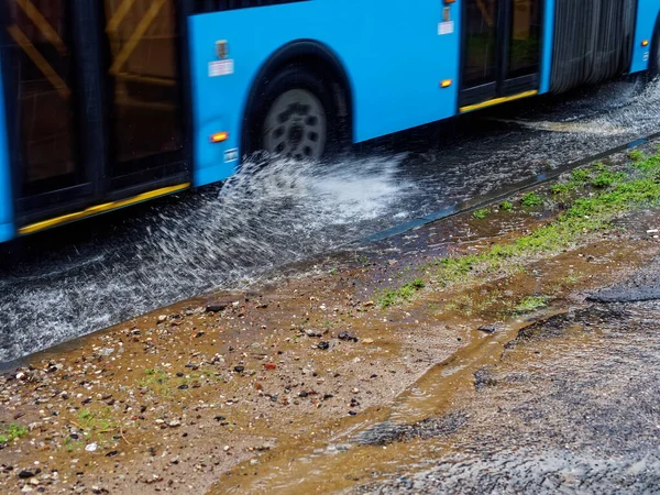 Strong Splashes Wheels Bus Summer — Fotografia de Stock
