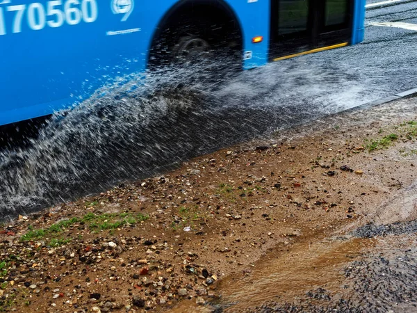 Strong Splashes Wheels Bus Summer — Stok fotoğraf