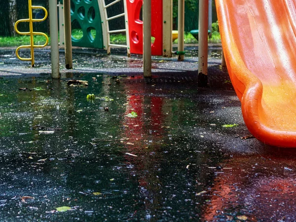 夏天大雨过后的游乐场 免版税图库照片